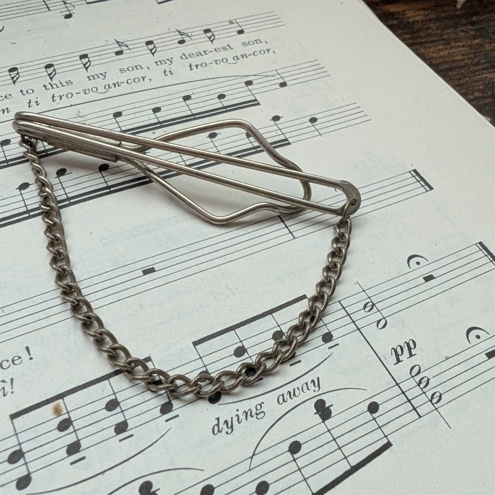 Tie Bar Clip with Chain